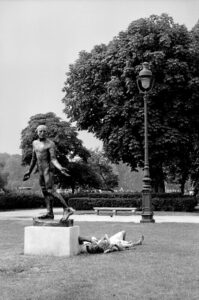 Photo Art Street Photography. Paris. Au pied d'une statue deux amoureux se reposent enlacés, ce que la statue nous présente comme une évidence.