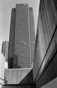 Photo Art Street Photography. Paris. Deux amoureux s'enlacent au pied d'une tour du quartier de La Défense.